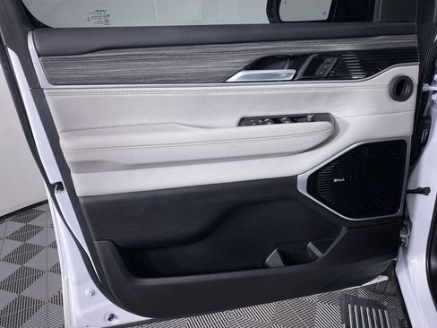 Used 2024 Jeep Wagoneer L Series III w/ Premium Group I image 13