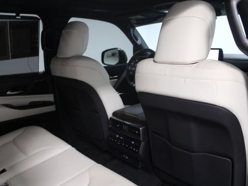 Used 2024 Lexus LX 600 4WD w/ Luxury Package image 35