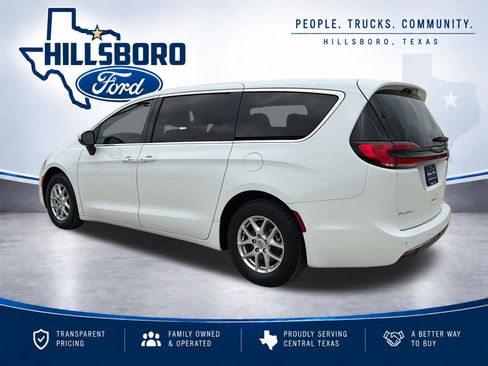 Used 2023 Chrysler Pacifica Touring-L FWD image 7