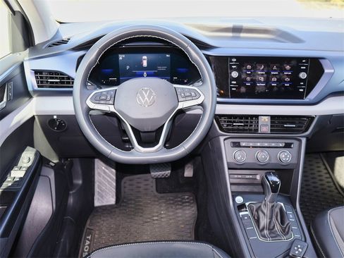 Certified 2022 Volkswagen Taos SE image 16