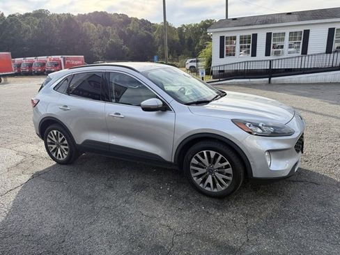 Used 2020 Ford Escape Titanium image 3