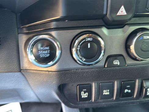Used 2019 Toyota Tacoma TRD Off-Road AWD/4WD image 18
