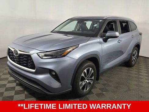 Used 2024 Toyota Highlander XLE image 3