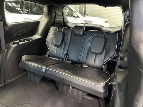 Used 2025 Chrysler Pacifica Limited image 41