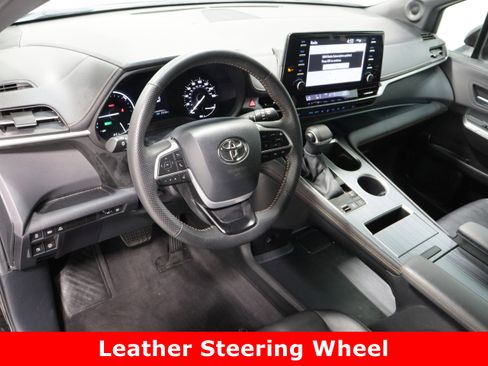 Used 2024 Toyota Sienna XLE Woodland Edition image 13