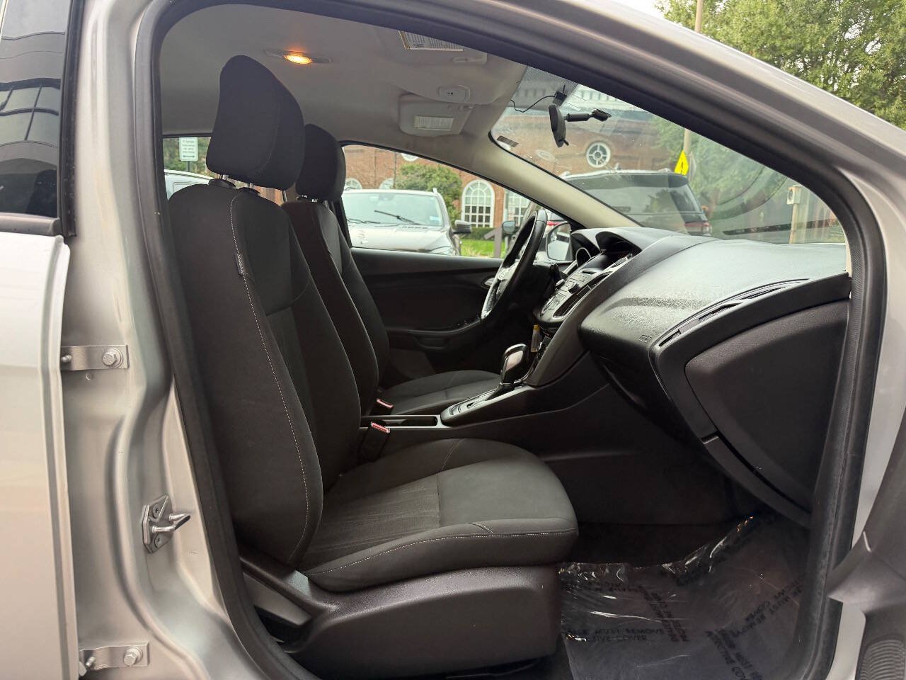 Used 2015 Ford Focus SE w/ SE Cold Weather Package FWD image 19