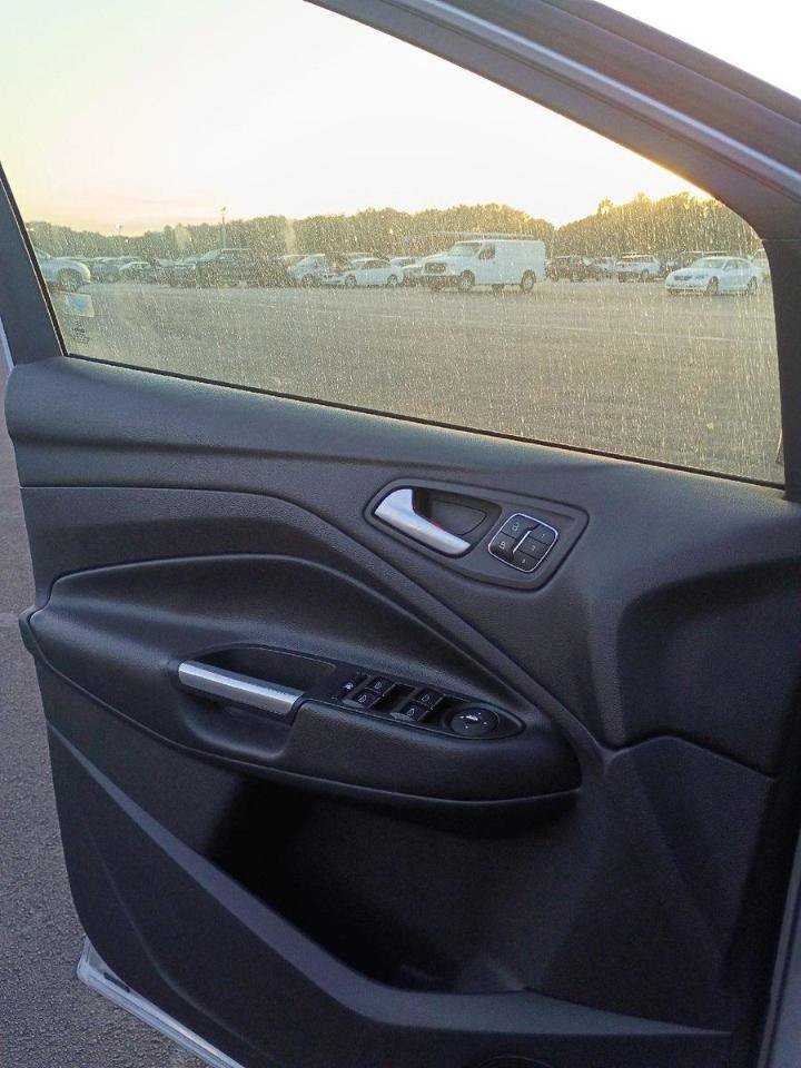 Used 2015 Ford Escape Titanium FWD image 12