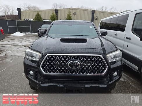 Used 2019 Toyota Tacoma TRD Sport image 2