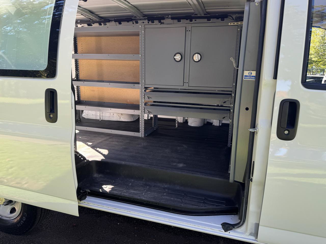 Used 2010 Chevrolet Express 2500 RWD image 30
