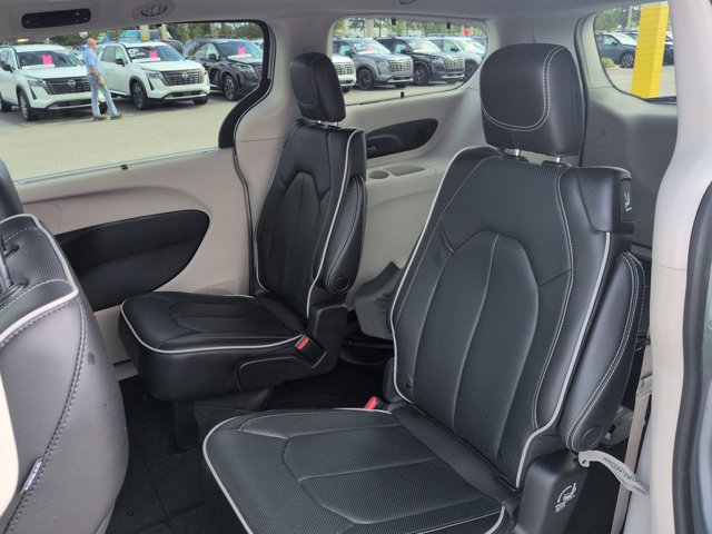 Used 2023 Chrysler Pacifica Limited FWD image 14