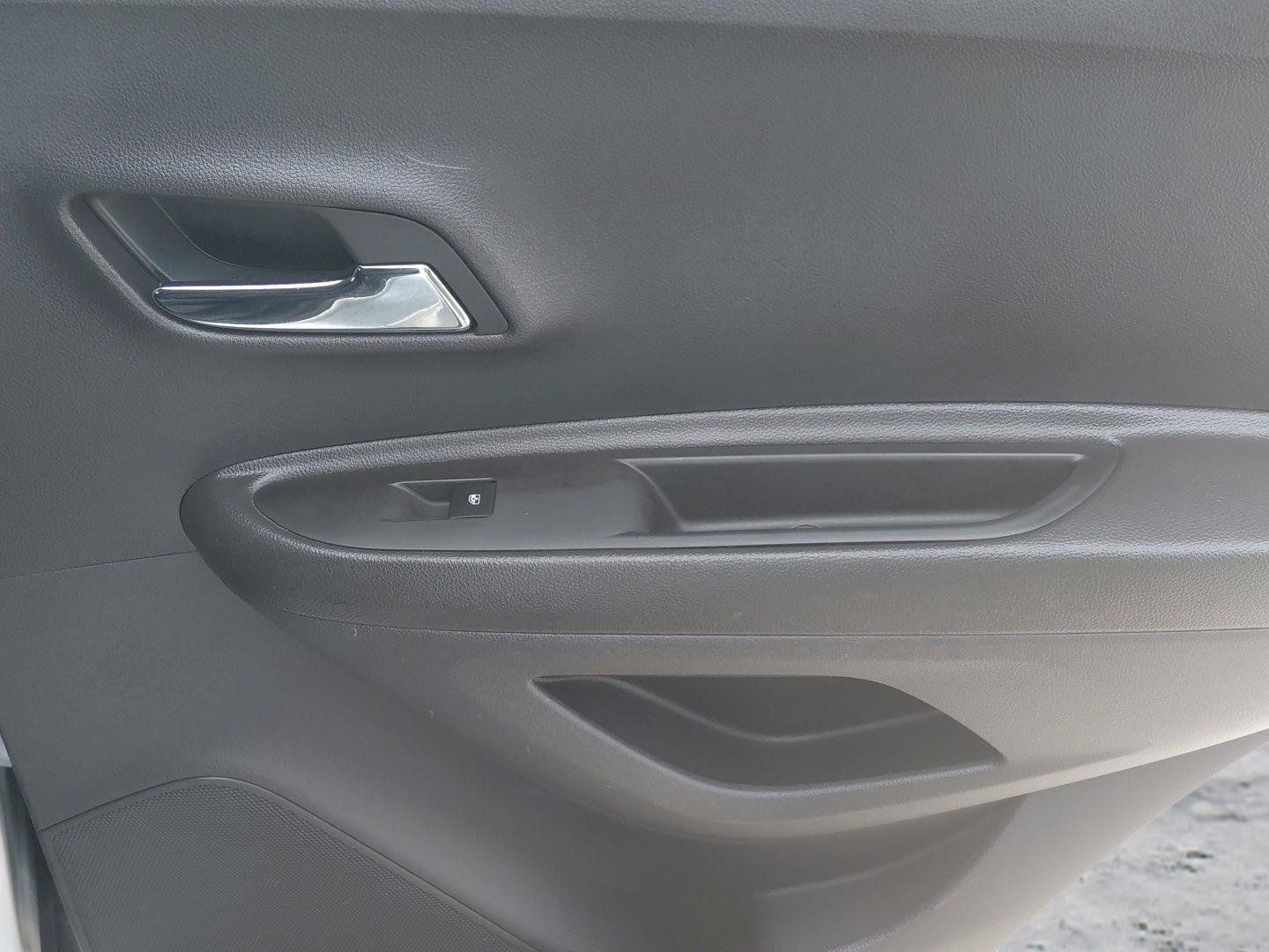 Used 2019 Chevrolet Trax LT w/ LT Convenience Package FWD image 18