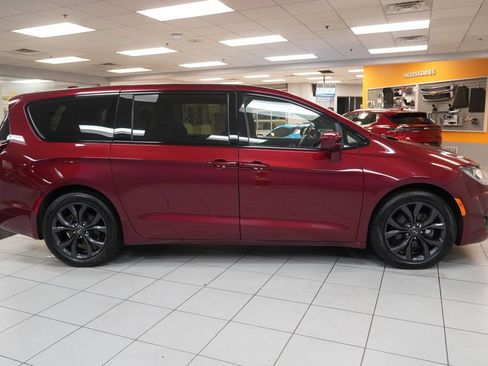 Used 2019 Chrysler Pacifica Touring Plus w/ S Appearance Package FWD image 13