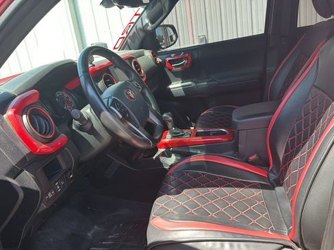Used 2019 Toyota Tacoma TRD Off-Road AWD/4WD image 4