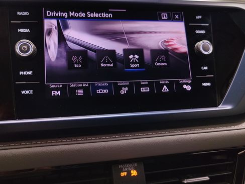 Certified 2024 Volkswagen Taos SE w/ Panoramic Sunroof Package AWD/4WD image 22