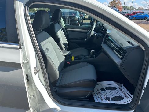 Used 2025 Volkswagen Jetta SE w/ Black Wheel Package image 20