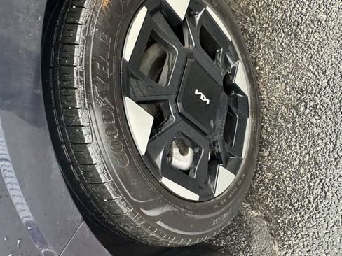 Used 2025 Kia Carnival EX image 21