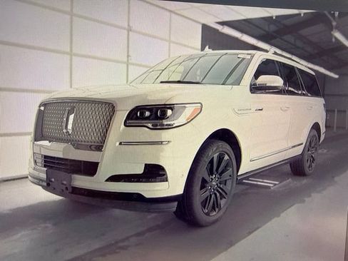 Used 2022 Lincoln Navigator Reserve AWD/4WD image 2