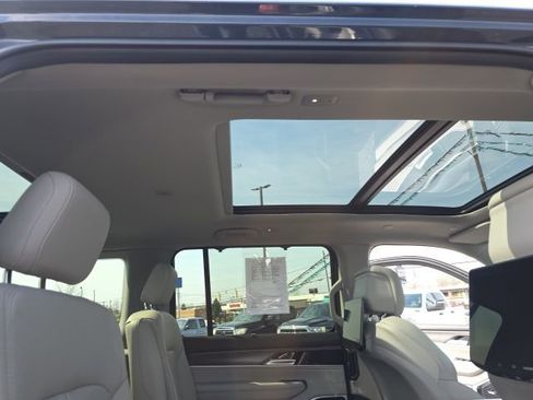 Used 2024 Jeep Wagoneer Series III w/ Premium Group I AWD/4WD image 58