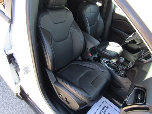 Used 2023 Jeep Cherokee Altitude Lux AWD/4WD image 17