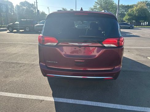 Used 2018 Chrysler Pacifica Touring-L Plus FWD image 6