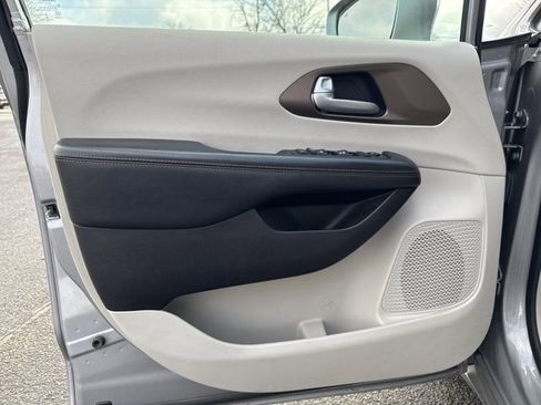 Used 2017 Chrysler Pacifica Touring-L w/ Tire & Wheel Group image 17