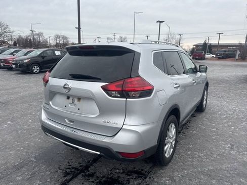 Used 2017 Nissan Rogue SV w/ SV Premium Package image 3