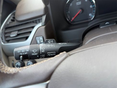 Used 2018 Chevrolet Suburban LT image 24