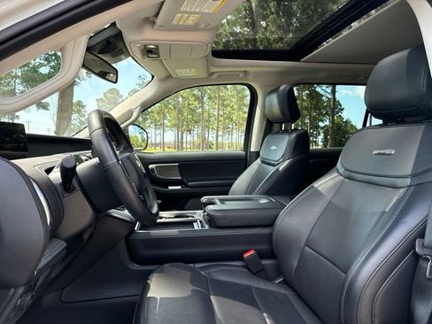 Used 2025 Ford Expedition Platinum AWD/4WD image 22