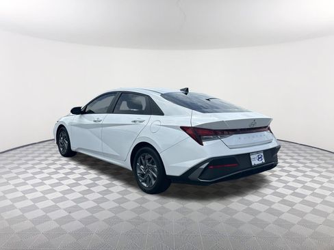 Used 2024 Hyundai Elantra SEL FWD image 7