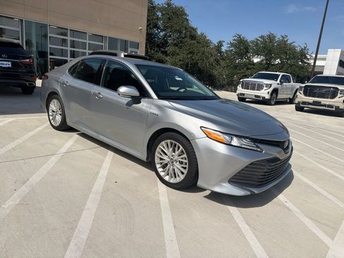 Used 2020 Toyota Camry XLE FWD image 3