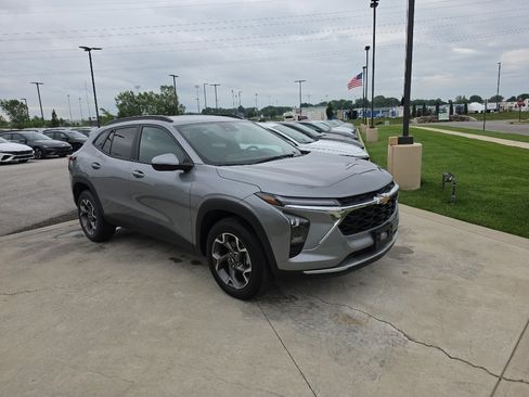 Used 2025 Chevrolet Trax LT FWD image 3