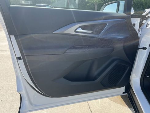 New 2025 Chevrolet Equinox EV LT image 23