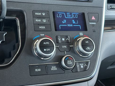 Certified 2018 Toyota Sienna XLE w/ XLE Navigation Package FWD image 24