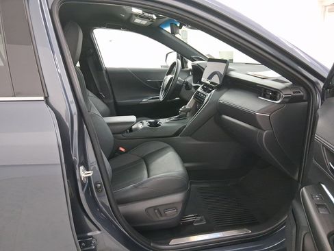 Used 2024 Toyota Venza Limited image 30