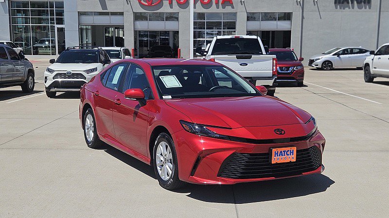 Used 2025 Toyota Camry LE AWD/4WD image 1