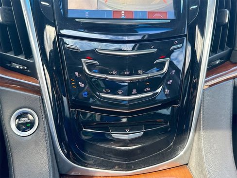 Used 2018 Cadillac Escalade Luxury image 17