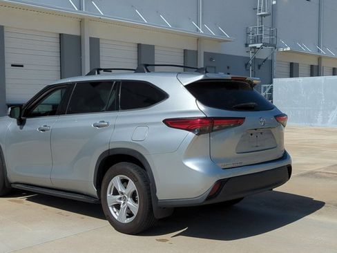 Used 2022 Toyota Highlander L FWD image 7