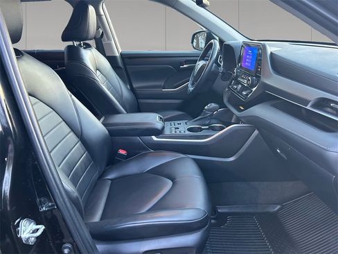 Used 2023 Toyota Highlander XLE image 17