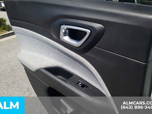 Used 2024 Jeep Compass Latitude image 23