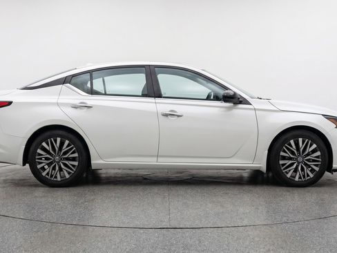 Used 2025 Nissan Altima 2.5 SV FWD image 11