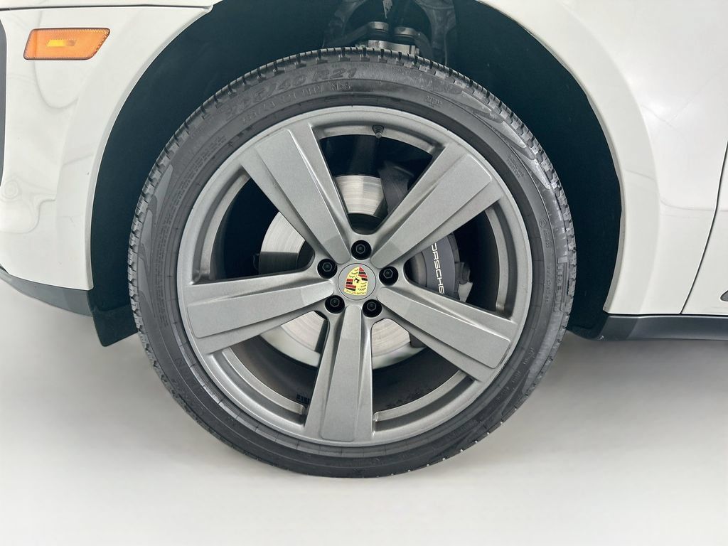 Certified 2025 Porsche Macan Turbo AWD/4WD image 30