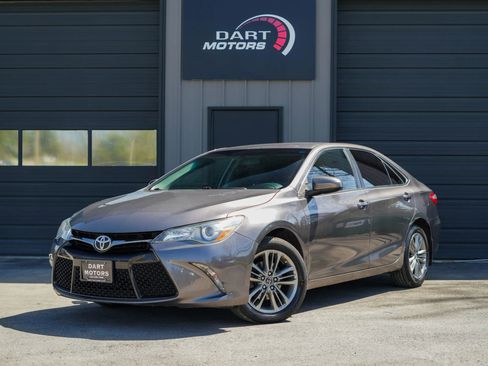 Used 2017 Toyota Camry SE image 3