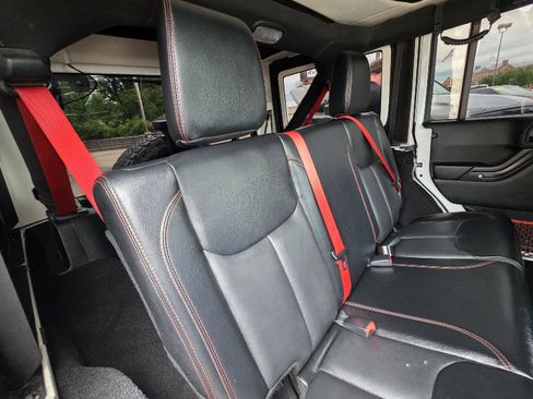 Used 2018 Jeep Wrangler Unlimited Rubicon AWD/4WD image 24