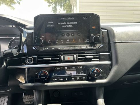 Used 2023 Nissan Pathfinder SL AWD/4WD image 21