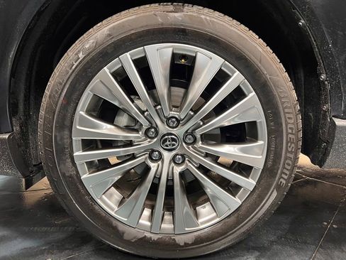 Used 2024 Toyota Venza XLE AWD/4WD image 27