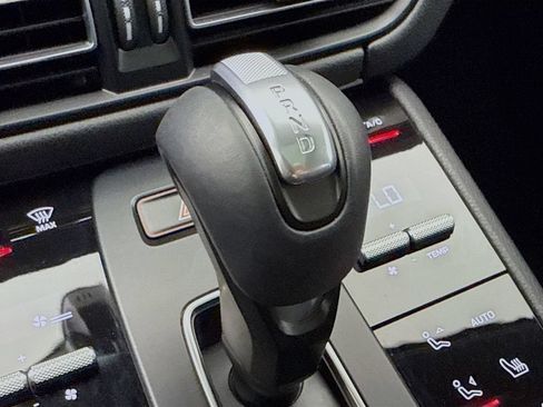 Certified 2025 Porsche Macan AWD/4WD image 21