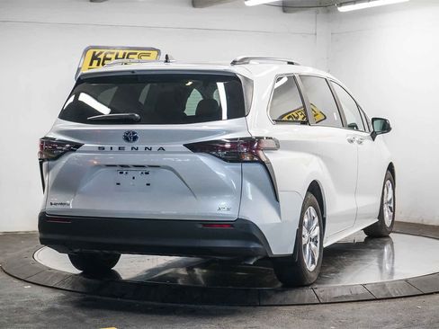 Used 2025 Toyota Sienna XLE w/ XLE Plus Package image 4