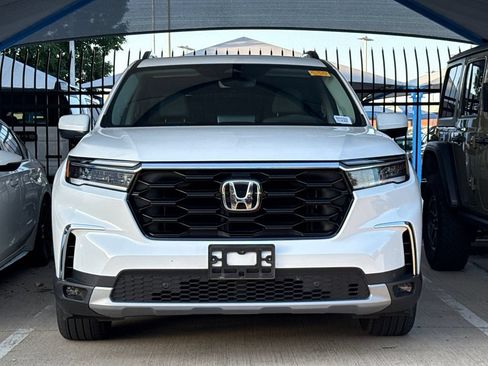 Used 2025 Honda Pilot Touring image 2