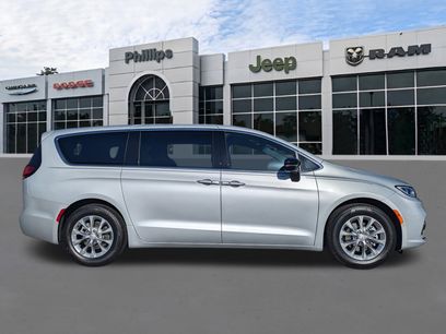 New 2026 Chrysler Pacifica Select