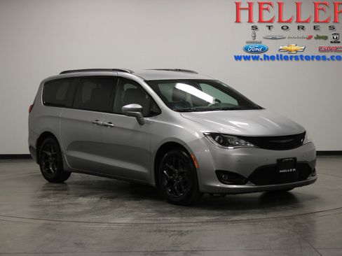Used 2020 Chrysler Pacifica Touring-L Plus FWD image 1